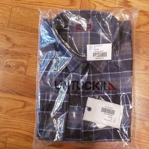Men untuckit shirt